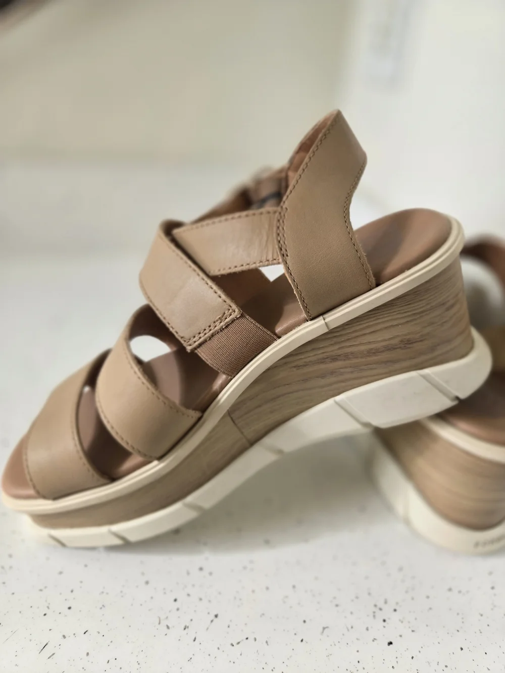 Sorel Kinetic Impact Y-Strap Wedge Sandals Tan Leather Size 7.5